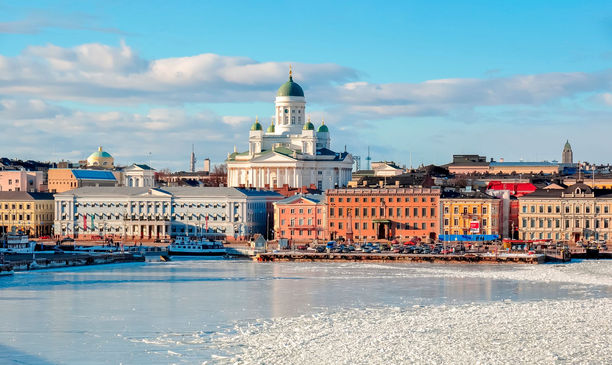 Utsikt til Helsinki i vinterdrakt og den imponerende katedralen som er et landemerke, Finland