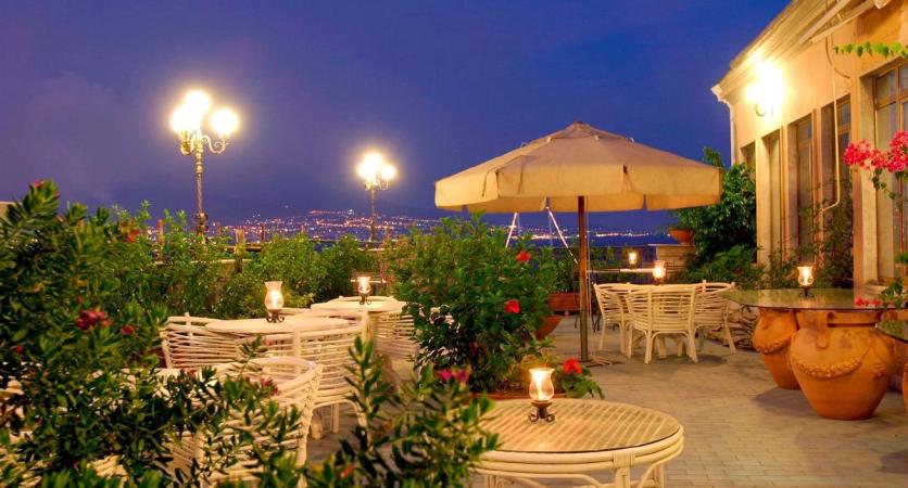 Hotel Miramare udsigt over Napoli om aftenen