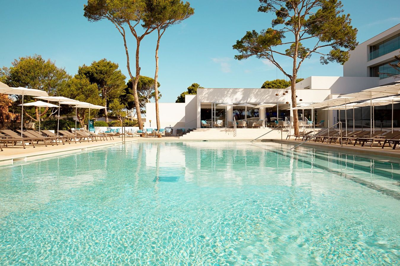 Njut av lata dagar vid poolen på Diamant Hotel & Aparthotel i Cala Ratjada på Mallorca.