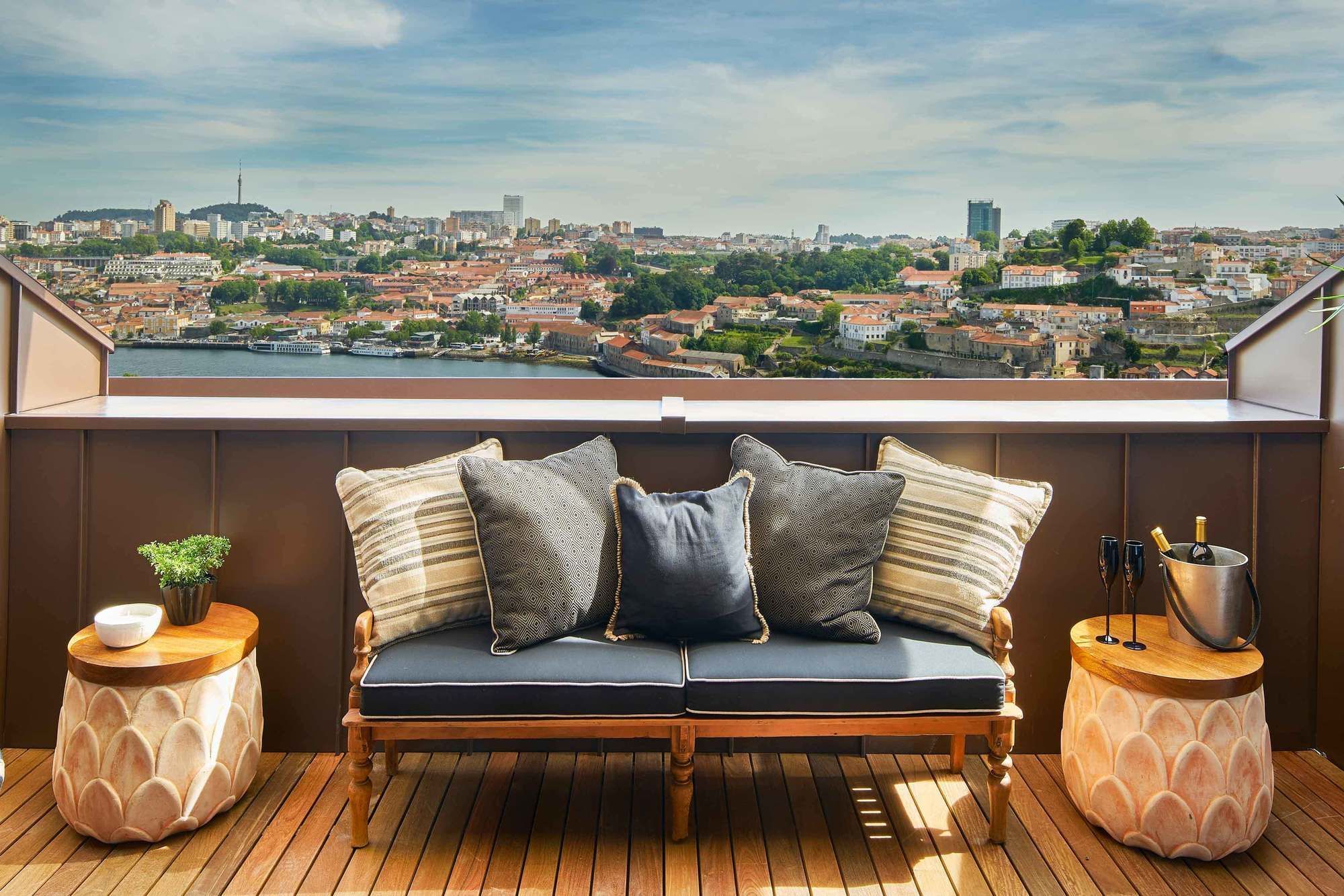 Torel Avantgarde ligger på en bakke i Porto med smuk udsigt over byens hustage og floden.