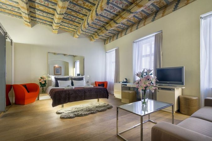 Exempel på dubbelrum deluxe på Hotel Three Storks