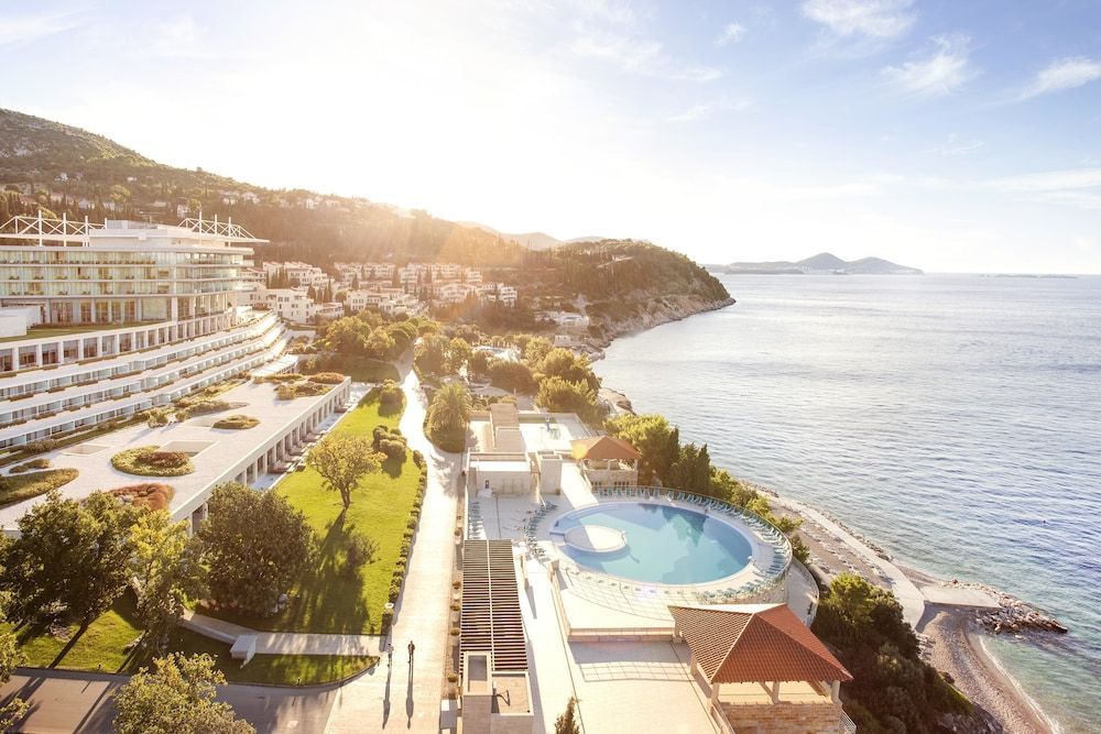 Luksusferie i Dalmatien på Sun Gardens Dubrovnik - her får du hele tre pools, mange aktiviteter og så bor du helt ned til stranden