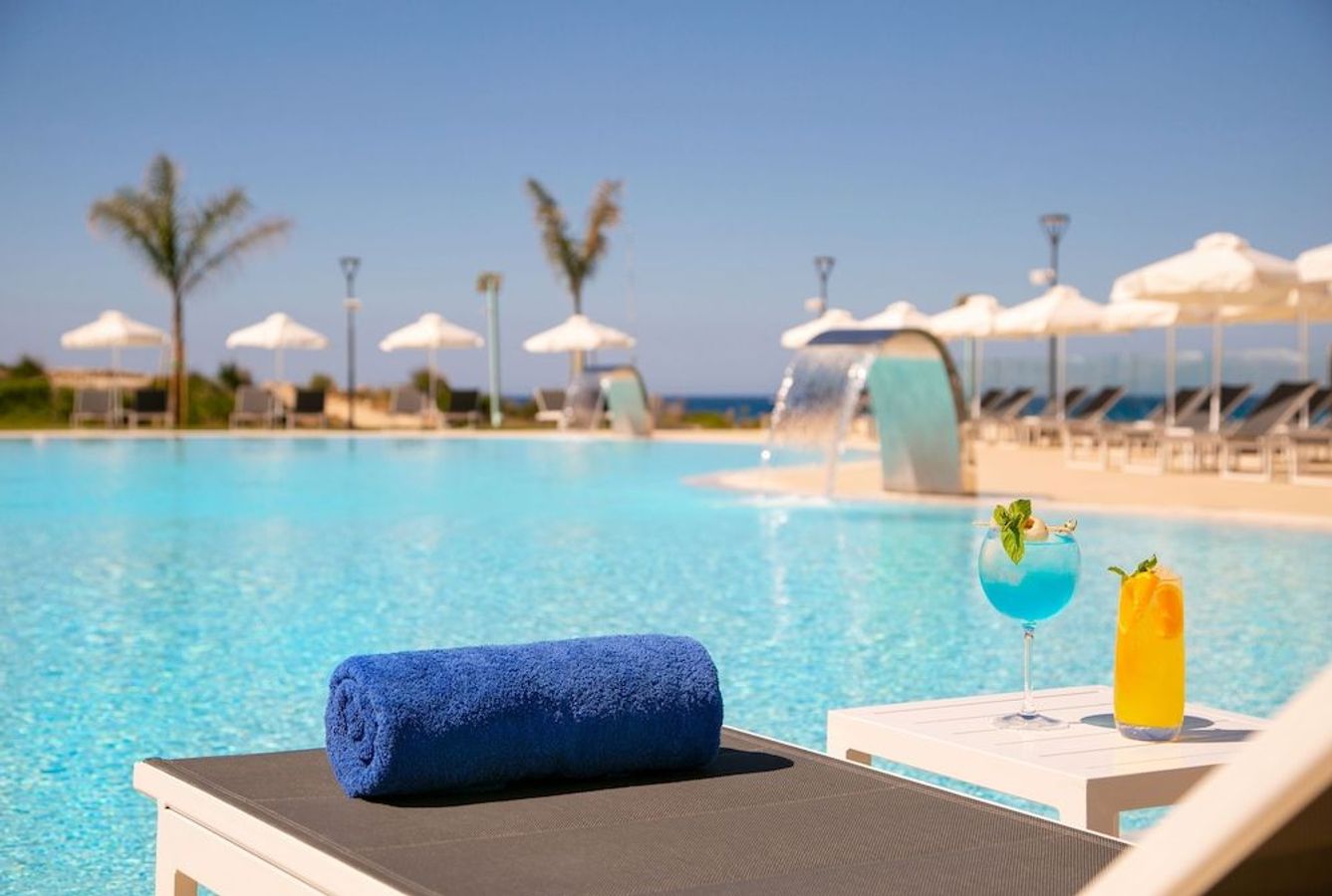 På Nissiblu Beach Resort er du et stenkast fra Nissi Beach på Cypern, på et luksushotel med et stort poolområde.