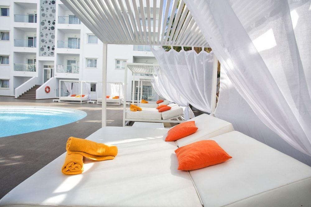 Ibiza Sun Apartments tilbyr moderne leiligheter med et felles basseng som ligger bare 200 meter fra stranden utenfor Ibiza by.
