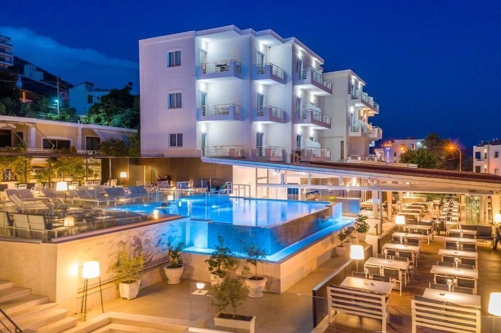 På Hotel Agimi&S kan du sole deg og bade i bassenget med utsikt mot havet i Saranda.