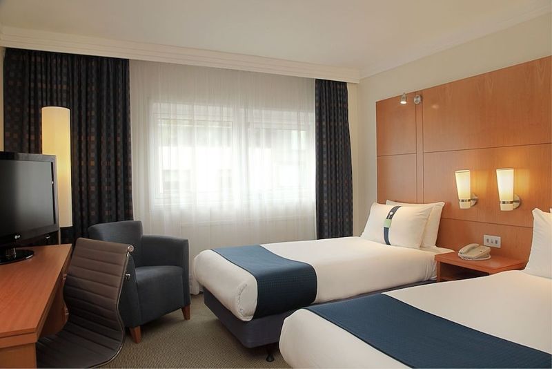 Holiday Inn Regents Park - Image 4