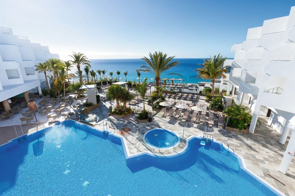På Hotel Riu Palace Jandia kan du se frem til dovne dage ved poolen og udsigt over Atlanterhavet ud for Fuerteventuras sydkyst.
