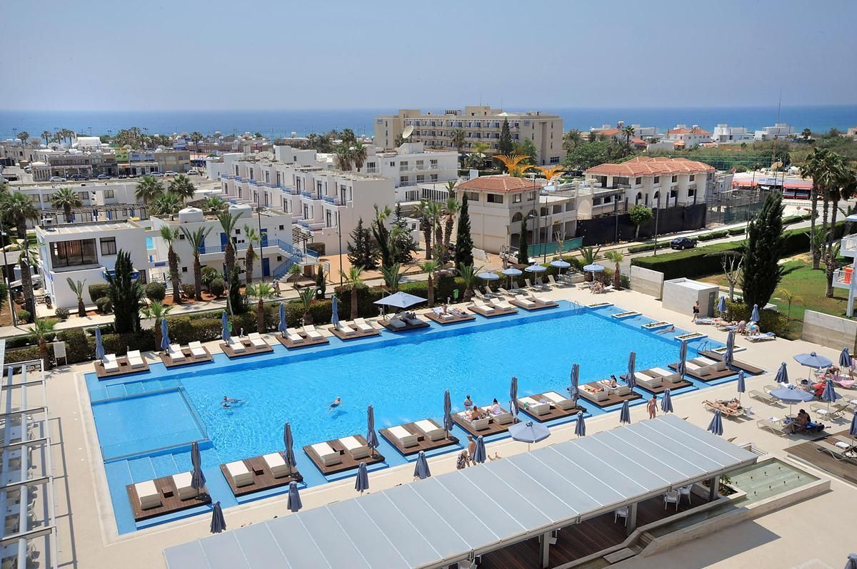 Nestor Hotel har en sentral beliggenhet i Ayia Napa, og har et stort bassengområde med god plass for hele familien.