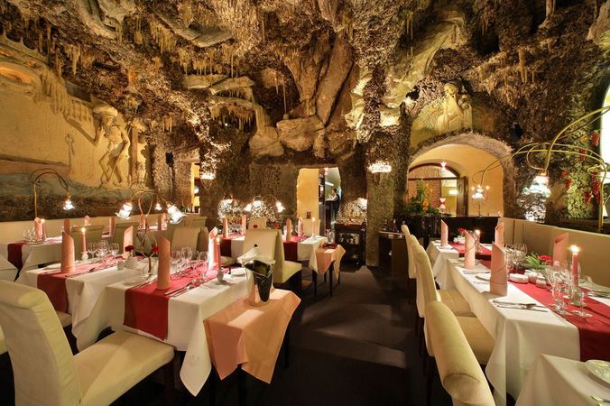 På Adria Hotel Prague kan du nyde en middag i unikke omgivelser i den tjekkiske hovedstad, Prag.