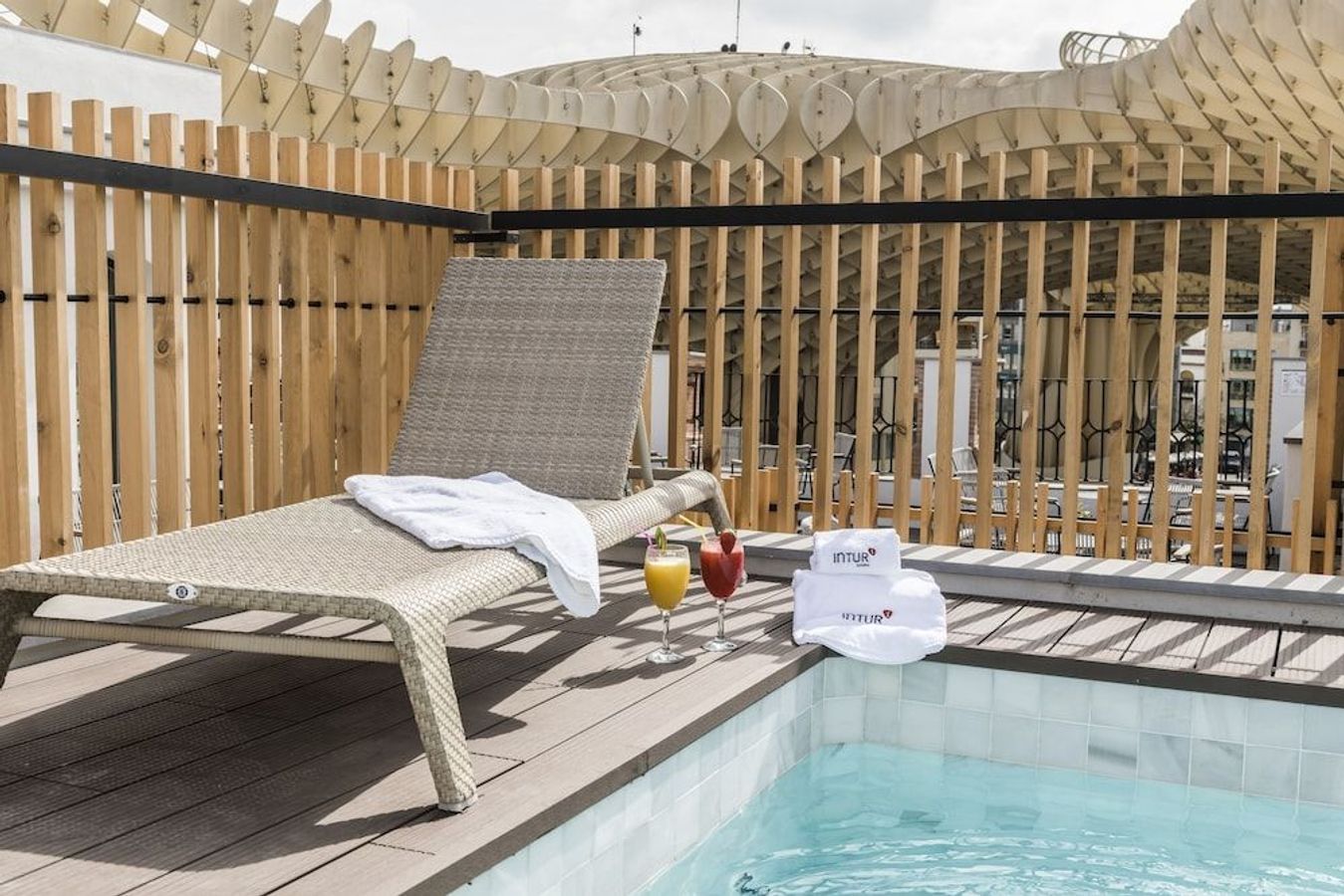 Njut av utsikten över Sevilla från takterrassen med pool på Hotel Casa de Indias by Intur.