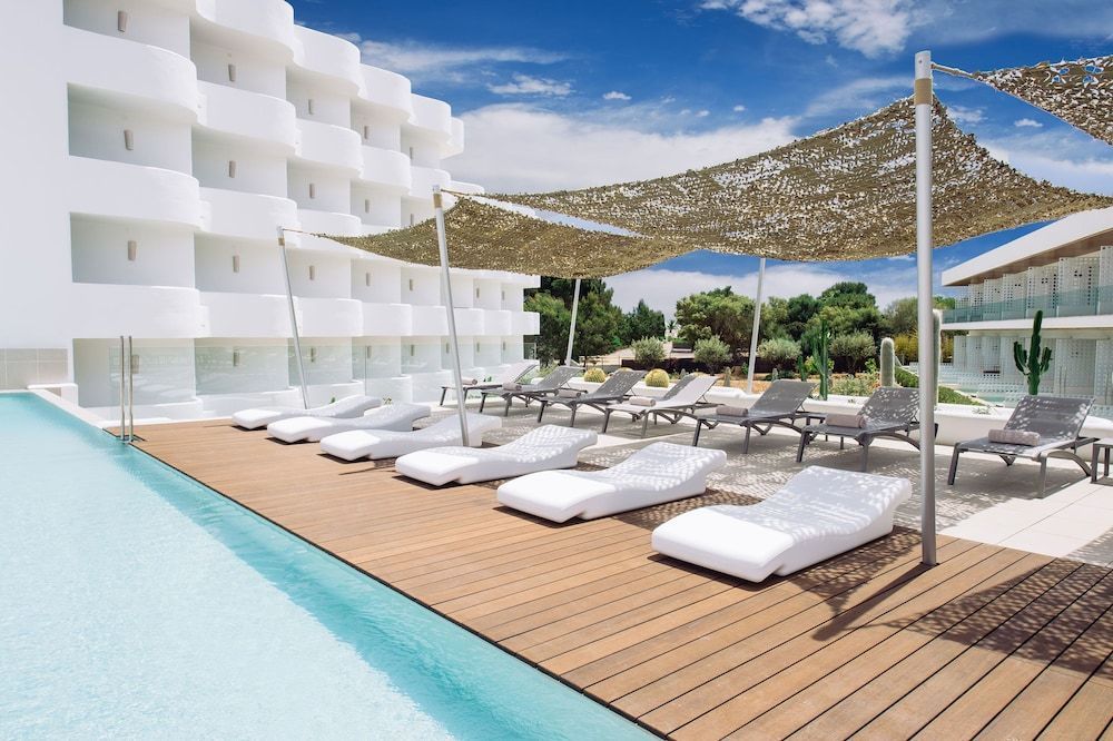 Inturotel Cala Esmeralda Beach er et voksenhotell som ligger nær sjøen i Cala d'Or. Hotellet har et stort svømmebasseng og flere moderne fasiliteter.