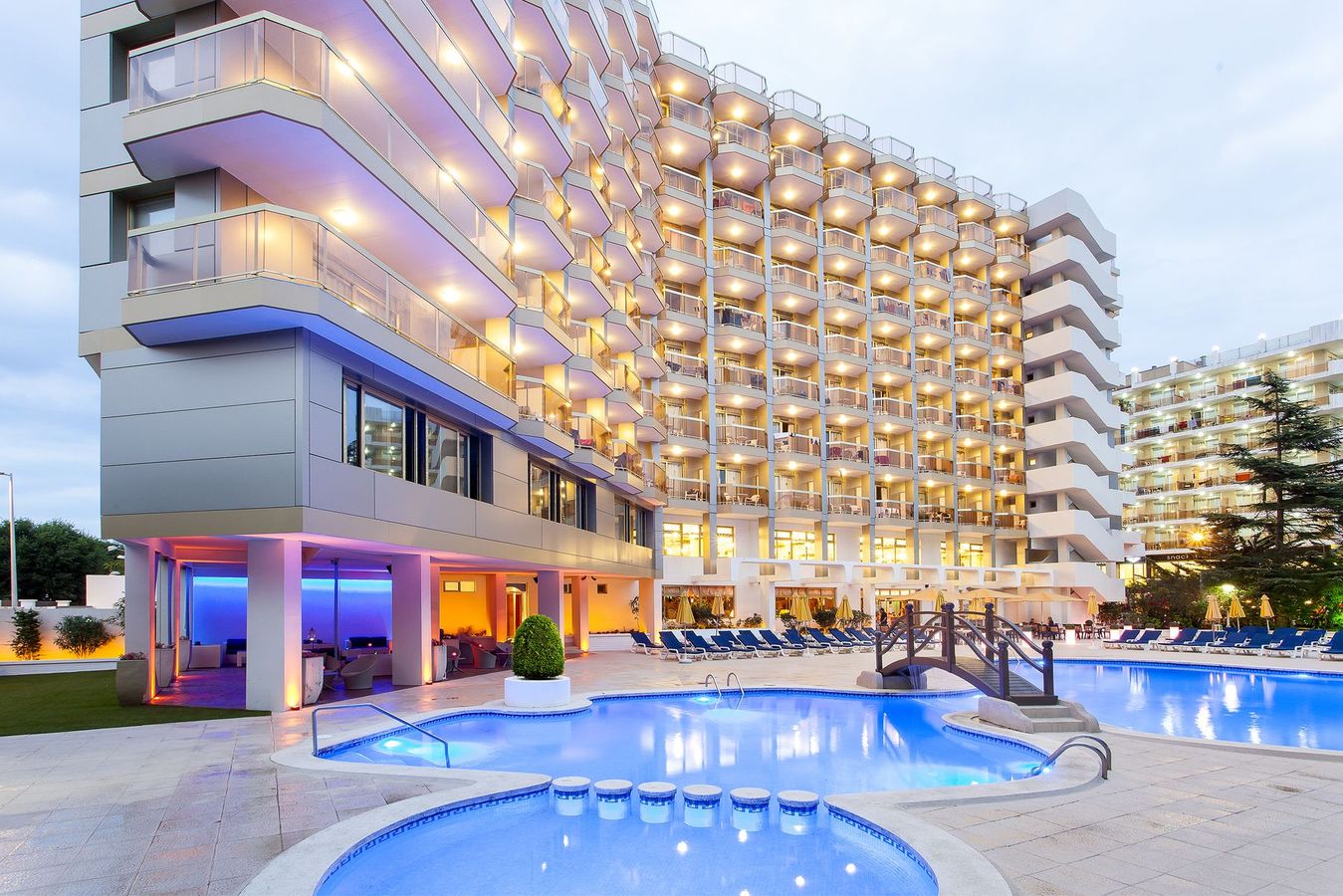 Beverly Park Hotel & Spa är ett familjehotell beläget i Blanes på Costa Brava.