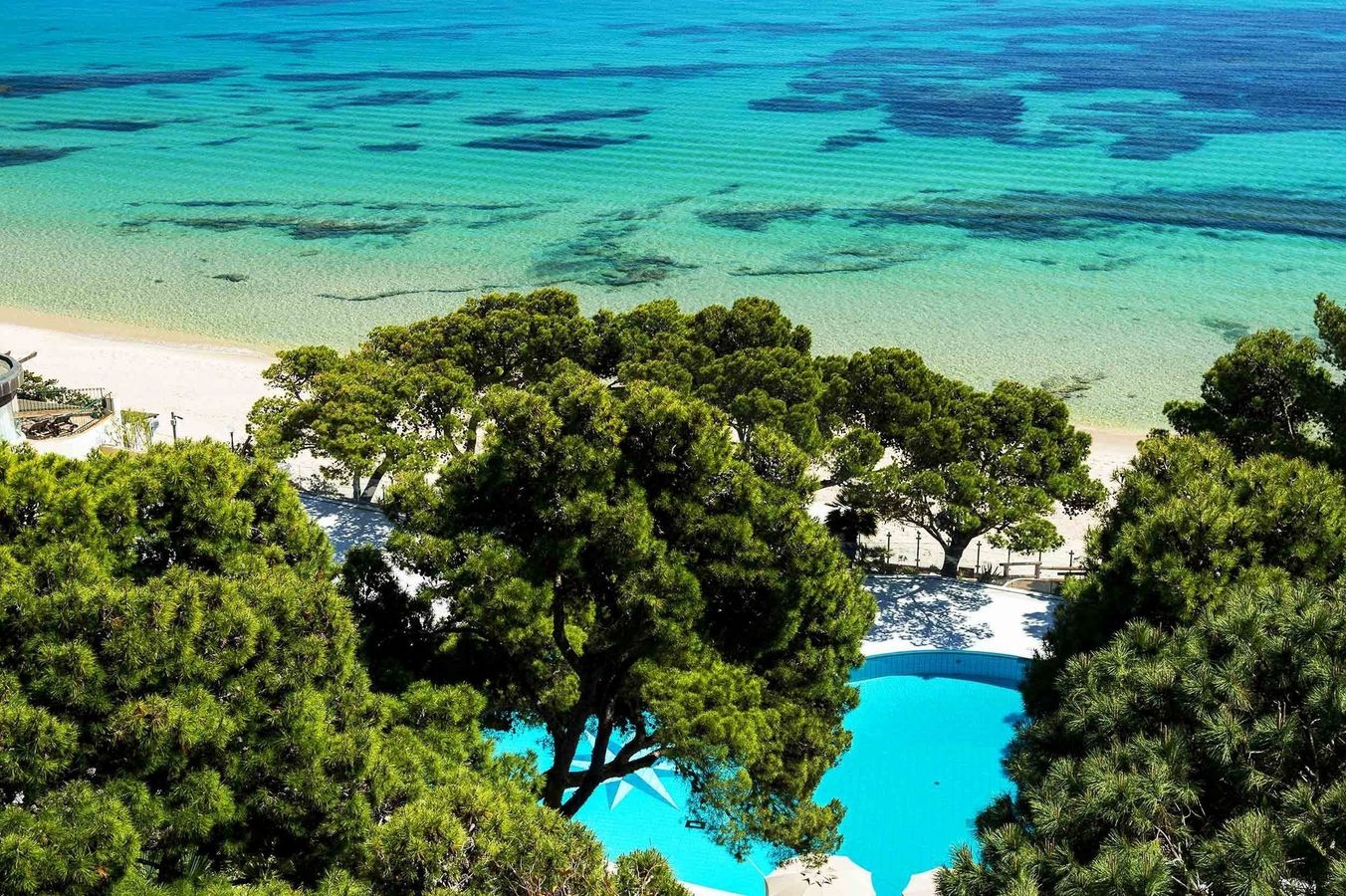 Hotel Il Castello ligger ved det smukke turkisblå hav uden for Pula på Sardiniens sydkyst. Tag hele familien med på en skøn ferie til Italien.