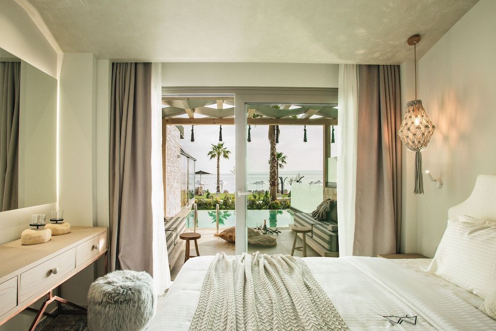 Blue Carpet Luxury Suites - Image 2