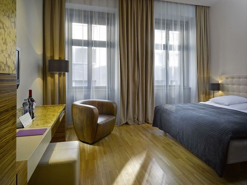 The ICON Hotel & Lounge - Image 9