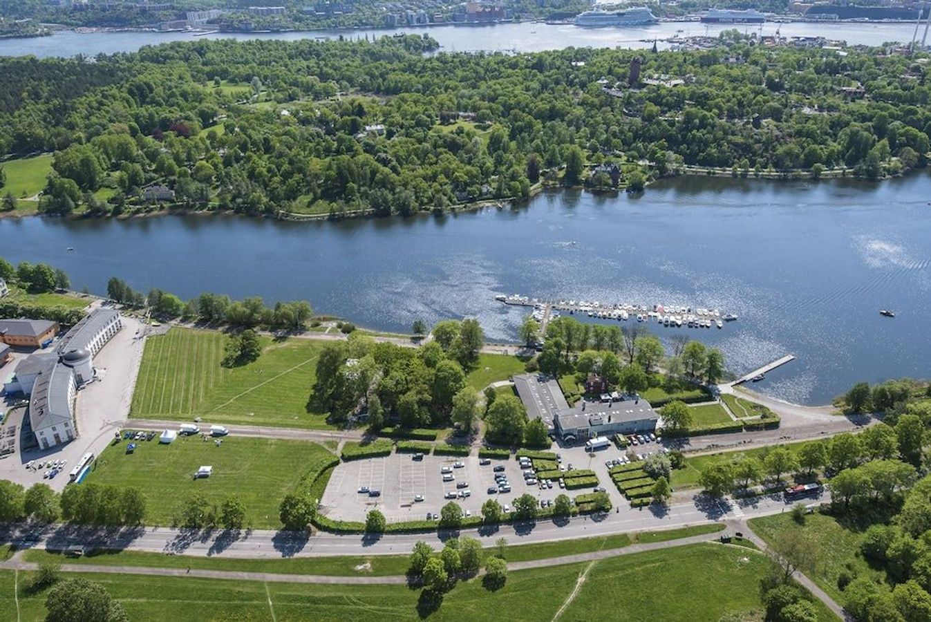 På Villa Källhagen i Stockholm bor du omgivet af smuk natur nær Djurgården
