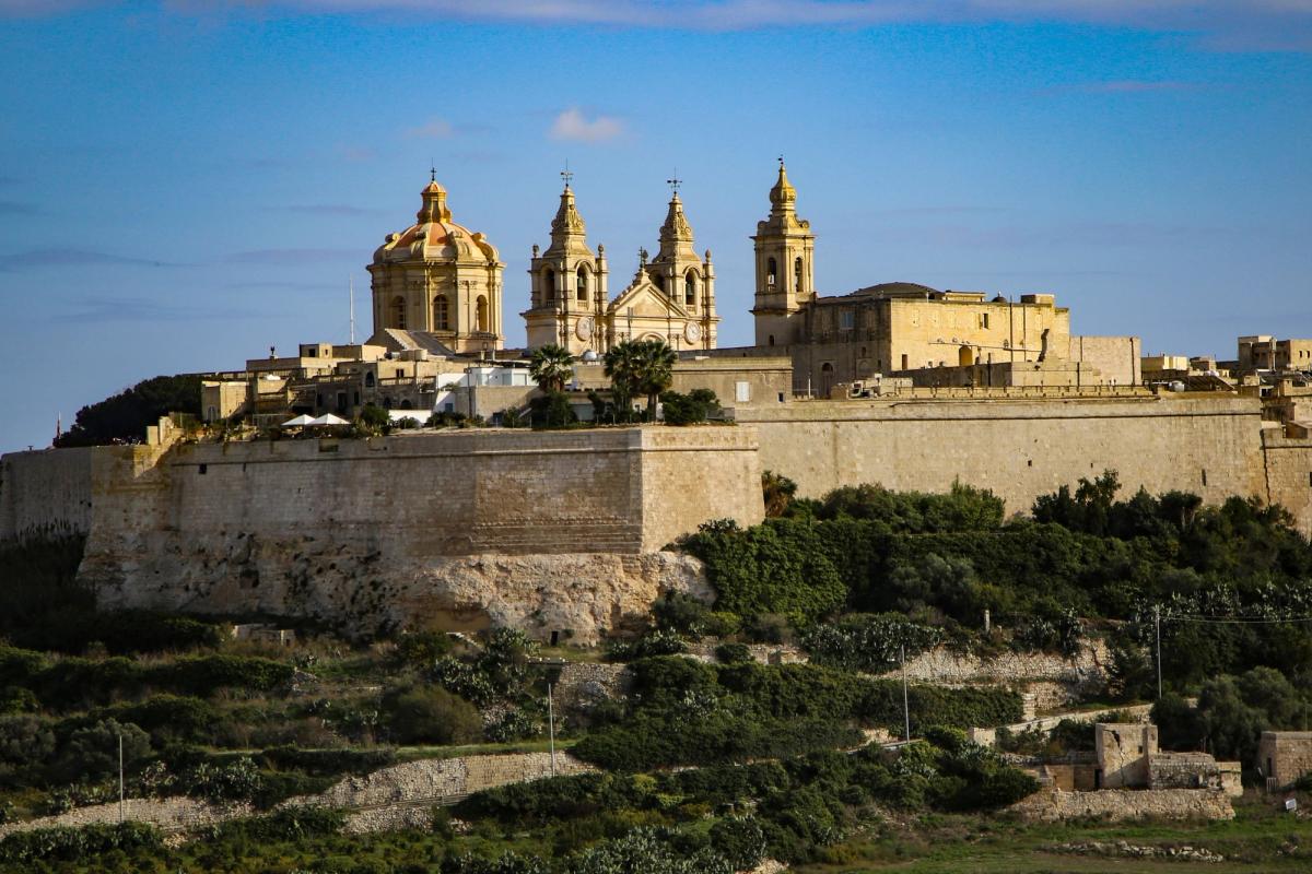 På en høyde ligger middelalderbyen Mdina på Malta omkranset av bymurer