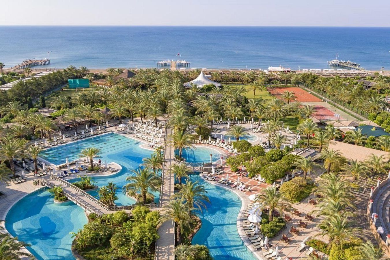 På Royal Wings Hotel utanför Antalya kan du njuta tillsammans med hela familjen.
