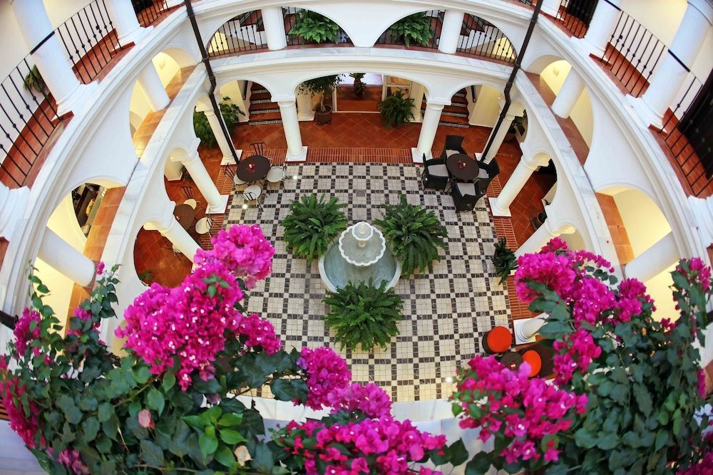 På Hotel La Fonda har du tillgång till en innergård med pool i Benalmádena i Andalusien