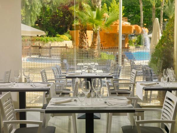 Spis på restauranten på hotellet med udsigt til poolen