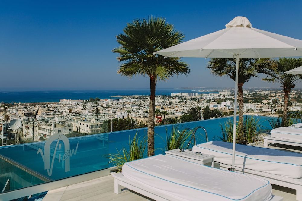 Hotel Napa Suites har en vidunderlig udsigt over Ayia Napa og havet fra solterrassen med infinity-pool.