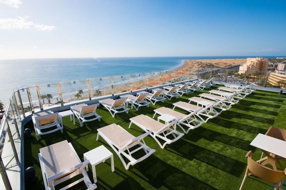 Hos HL Suite Nardos kan du nyde en smuk udsigt over havet i Playa del Ingles.