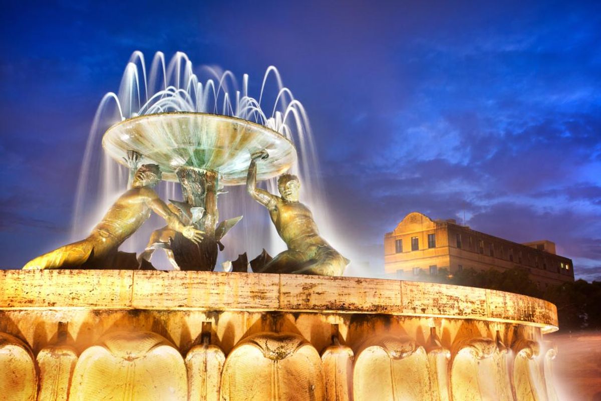 Den imponerende Triton fontenen i Valletta på Malta lyses opp om kvelden