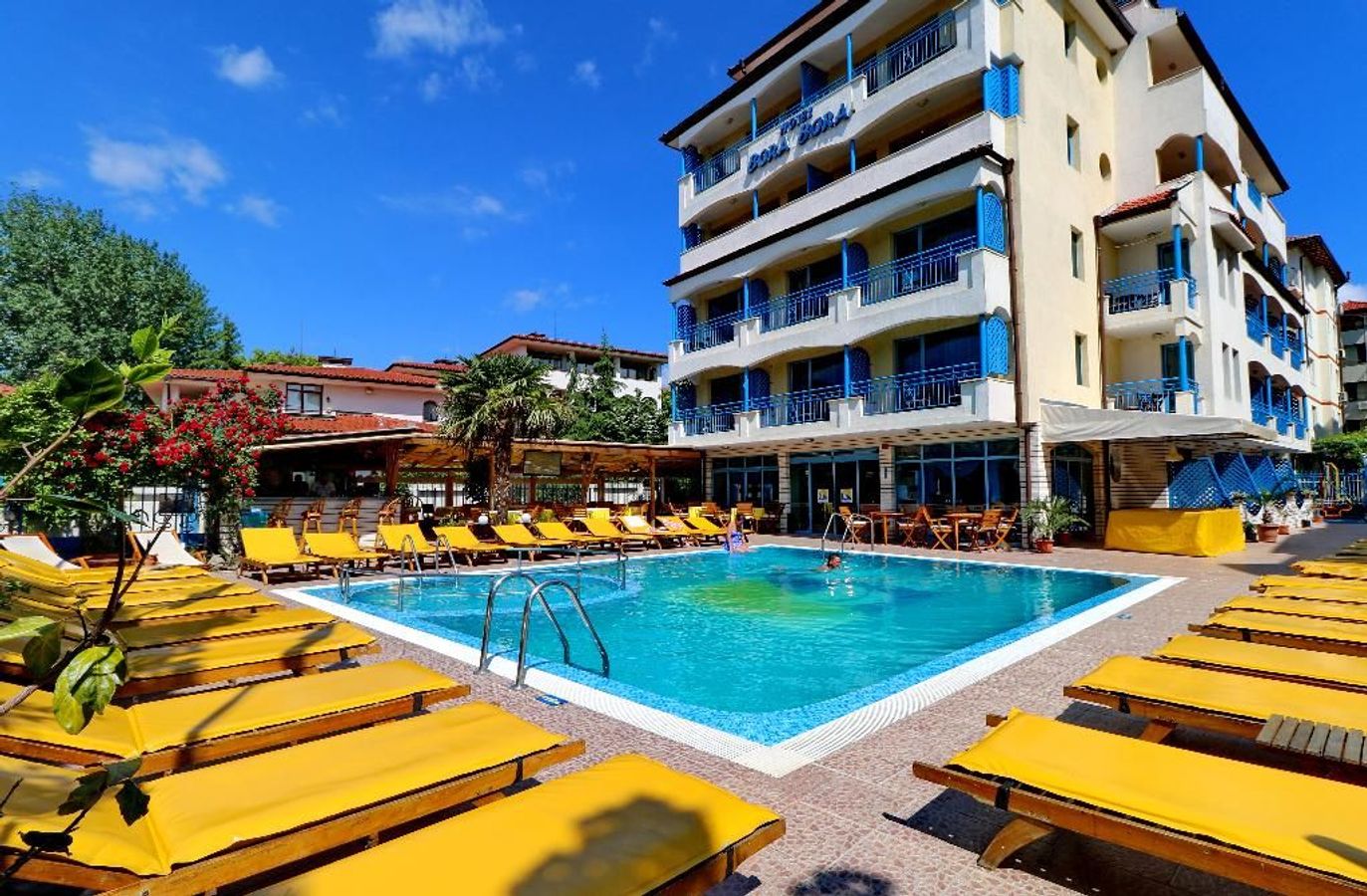 Hjertet på Hotel Bora Bora ved Sunny Beach i Bulgarien er swimmingpoolen med de tilhørende liggestole