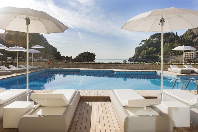 pool omraade paa Grand Hotel Mazzarò Sea Palace