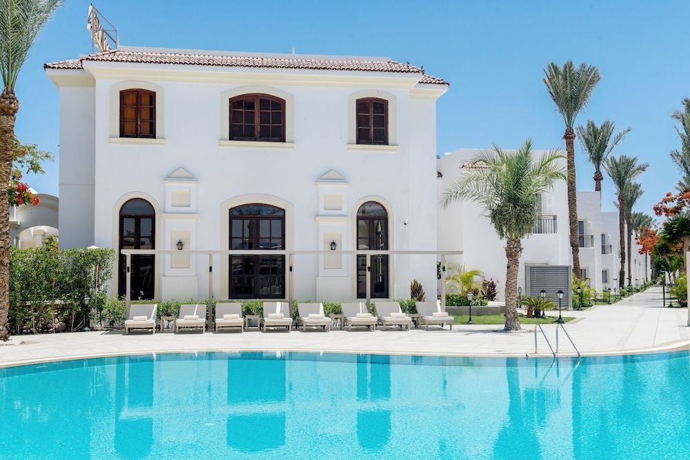 På Jaz Fanara Residence i Sharm el Sheikh kan du svømme i poolen og solbade på terrassen.