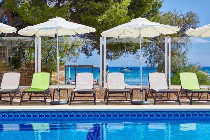 Universal Hotel Laguna ligger på Mallorcas nordøstkyst og byder på pool og nærhed til havet.