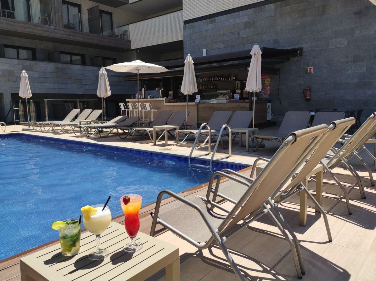 Hotel Rosamar Es Blau er et voksenhotell med basseng som ligger i Lloret de Mar på Costa Brava.