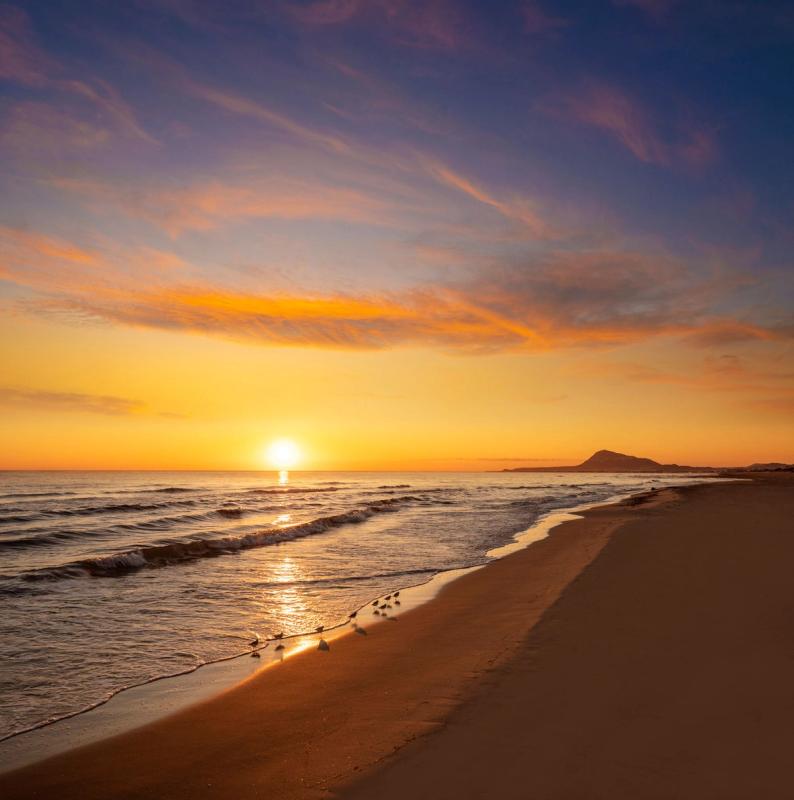 En smuk solnedgang set fra stranden i Valencia-regionen, Spanien