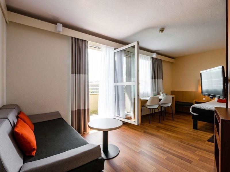 Hotel Ibis Warszawa Stare Miasto - Image 9