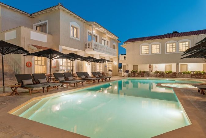 Ino Hotel Samos är ett Hotell med pool i Samos stad