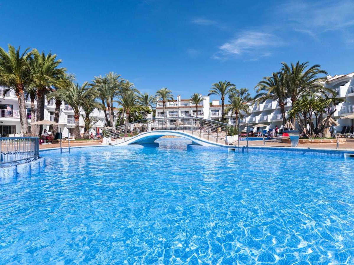 Aparthotel Playas Ca's Saboners tilbyr romslige ferieleiligheter i Palma Nova, Mallorca, og har en stor innbydende poo.