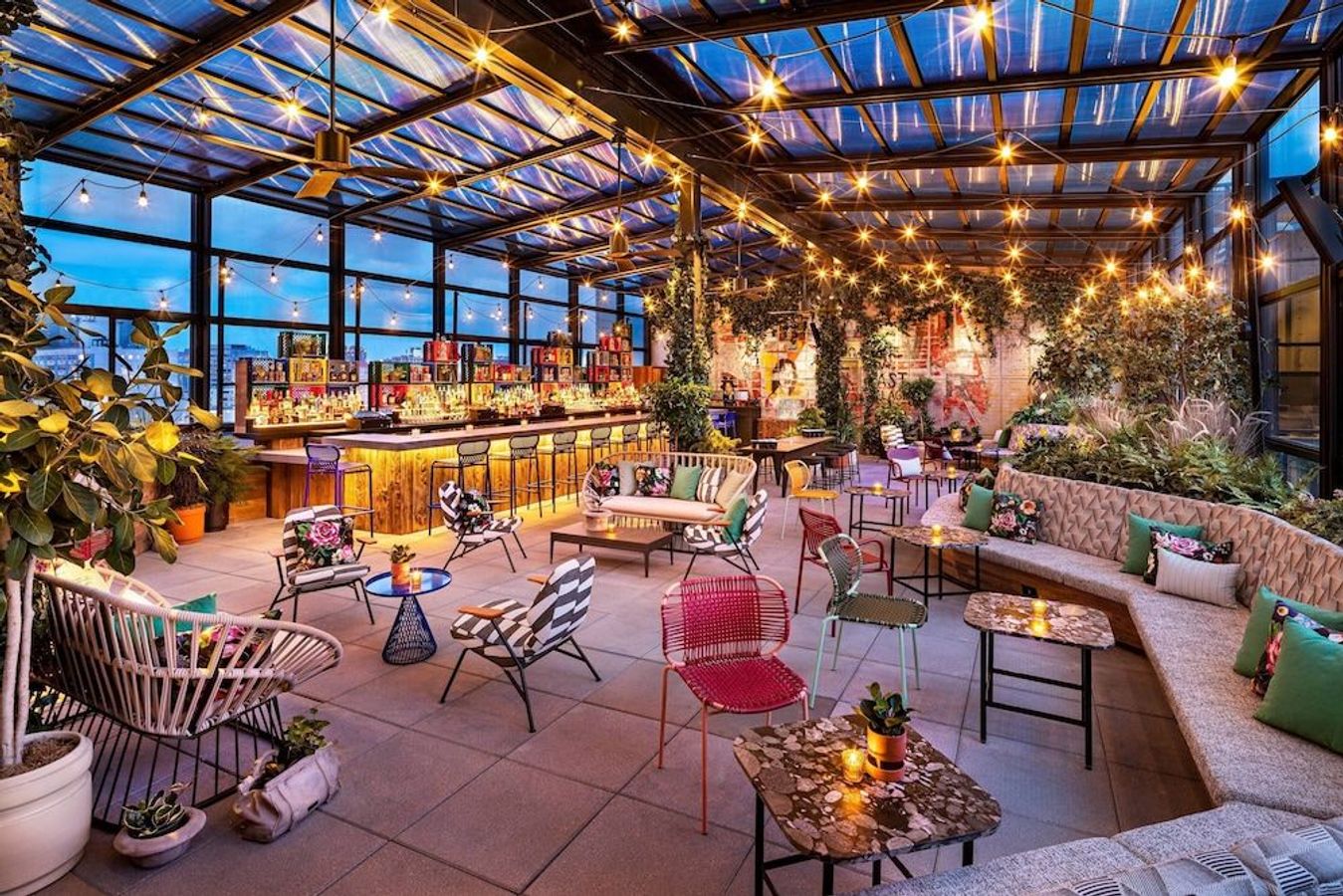 Nyd en god cocktail på tagbaren på Moxy NYC East Village med udsigt over New York.