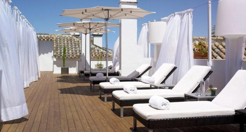 Liggstolar på takterrassen på Hospes Las Casas del Rey de Baeza