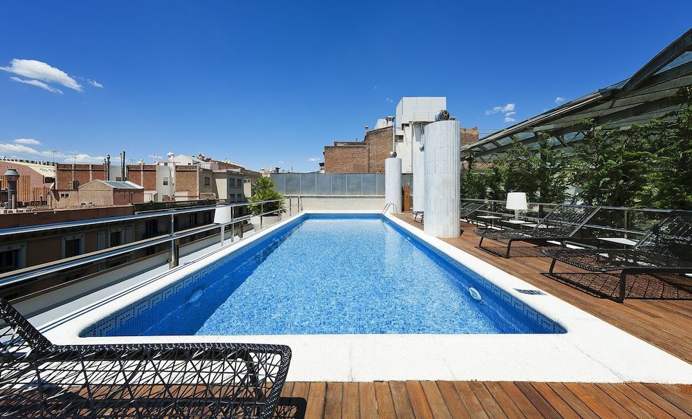 Claris Hotel & Spa ligger i Barcelona og tilbyr en takterrasse med svømmebasseng.