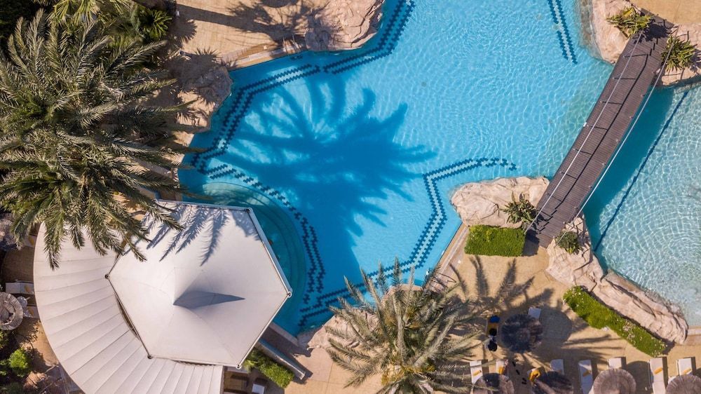 Nyd dovne dage ved poolen på Tasia Maris Beach Hotel & Spa, kun for voksne, i Aiya Napa.