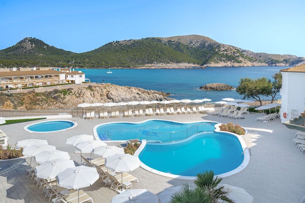Nyt utsikten mot havet utenfor Cala Ratjada på leilighetshotellet THB Guya Playa