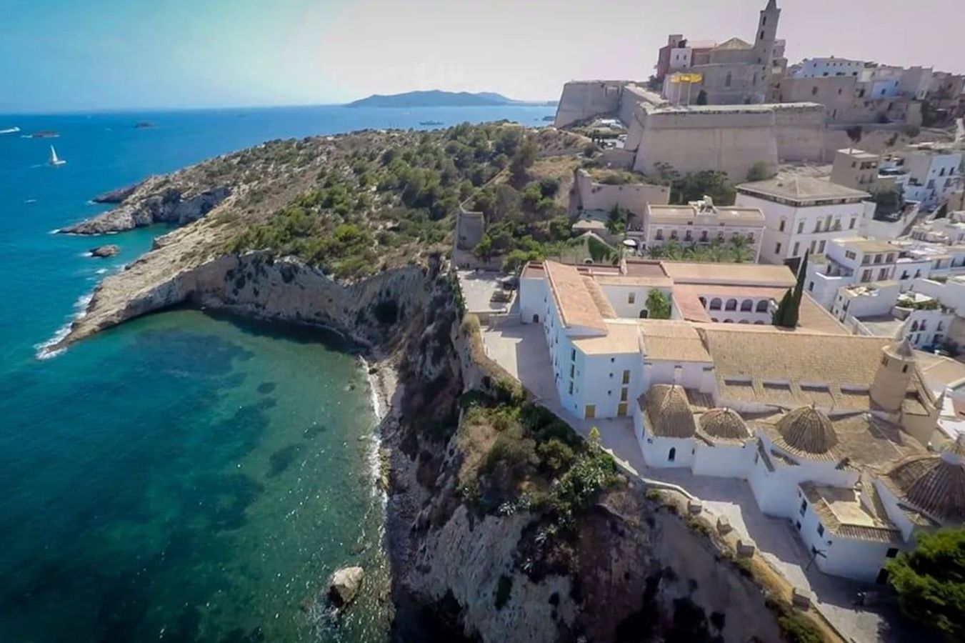 Mirador de Dalt Vila ligger vakkert til på en klippe i gamlebyen i byen Ibiza, nær flere severdigheter og restauranter.