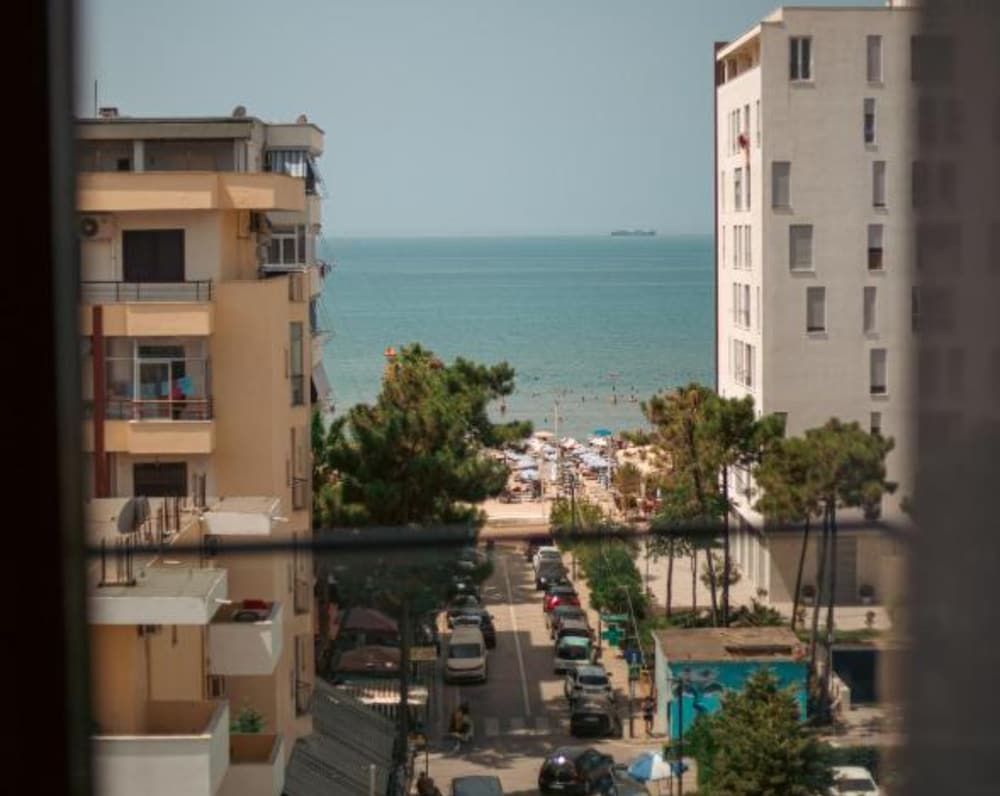 La Onda Hotel ligger bare 100 meter fra havet og stranden utenfor Durres i Albania.