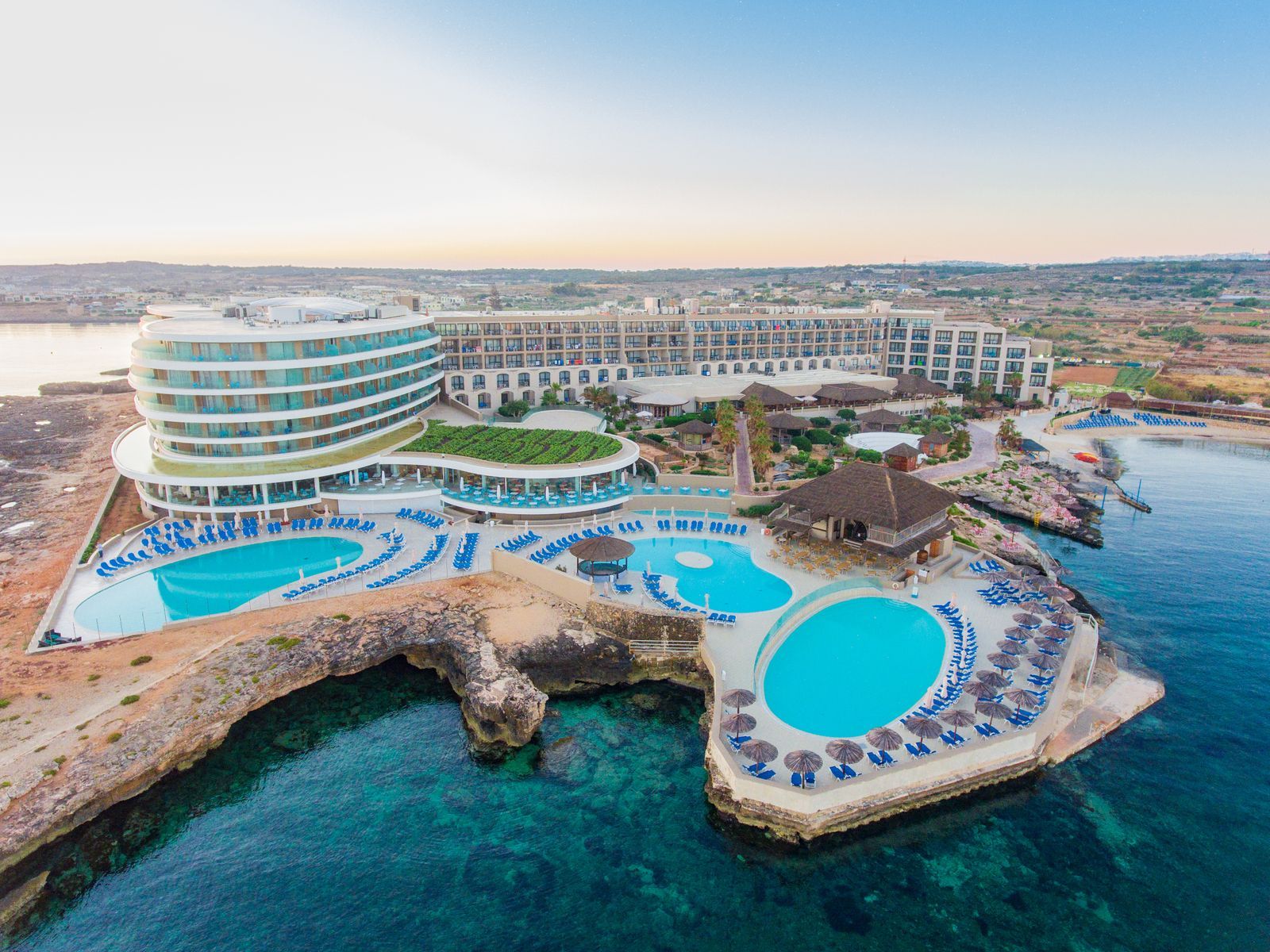 Swimmingpools på Ramla Bay Resort der ligger Mellieha Bay
