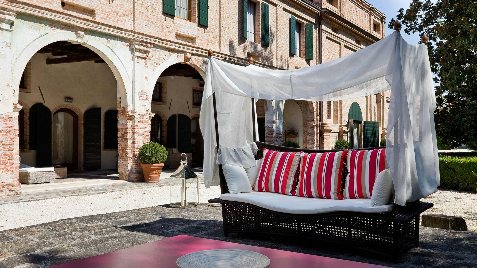 Villa Moro Lin ligger nära Venedig och erbjuder lägenheter med kök samt en gemensam pool i trädgården.