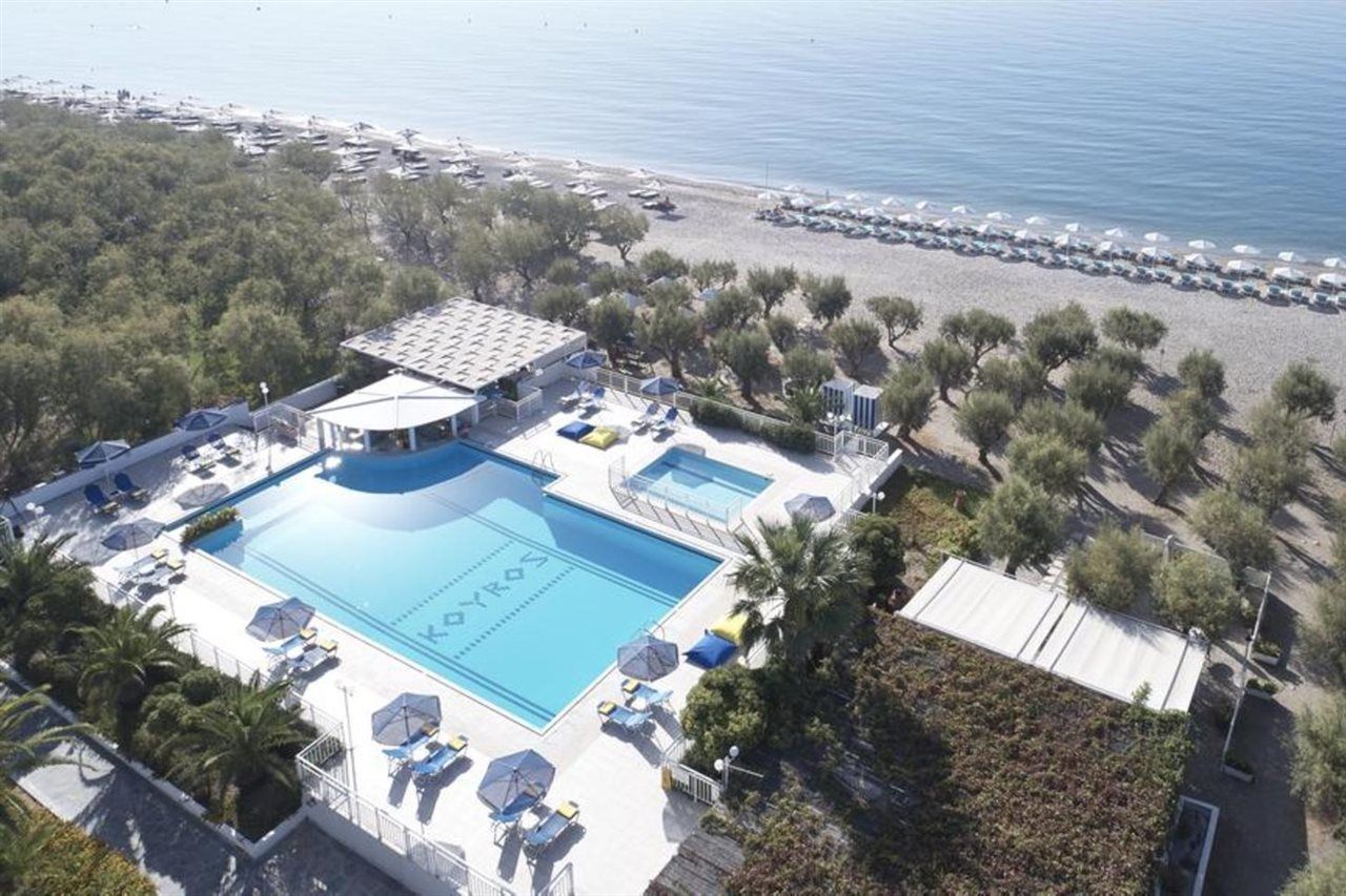 Kouros Seasight ligger med sjøen som nærmeste nabo, en kort spasertur fra sentrum av Pythagorio på Samos.