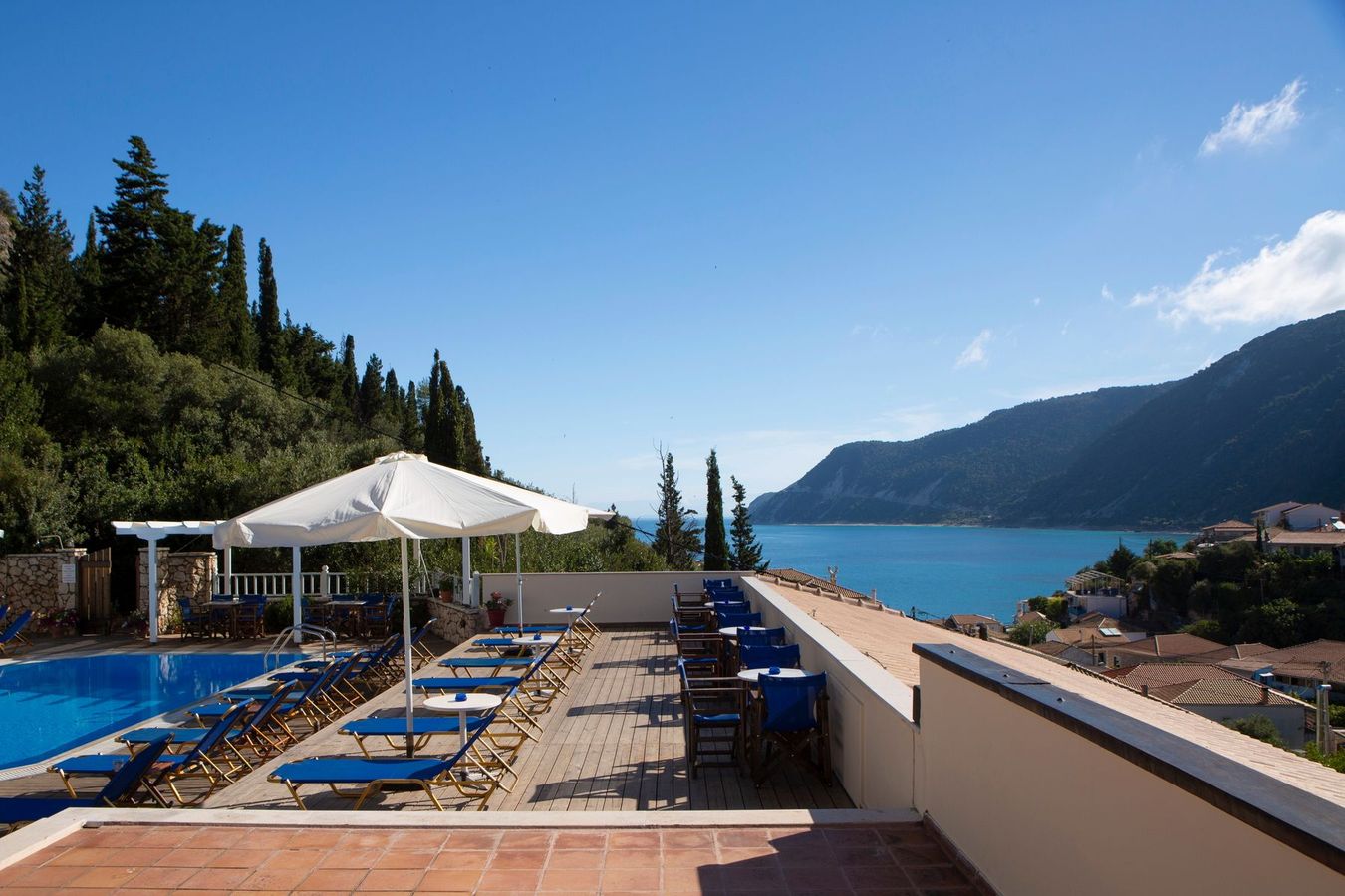 Odyssey Hotel ligger med en smuk udsigt over havet i Agios Nikitas på den græske ø Lefkada.