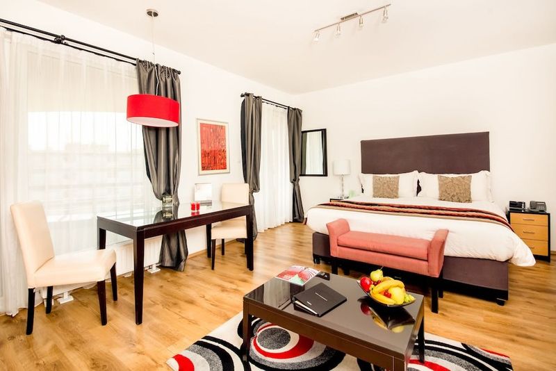 ESCALA Hotel & Suites - Image 8