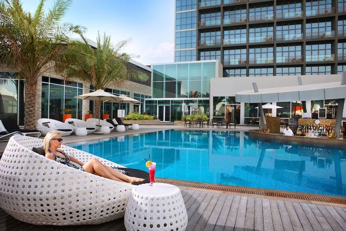 Pool på Yas Island Rotana