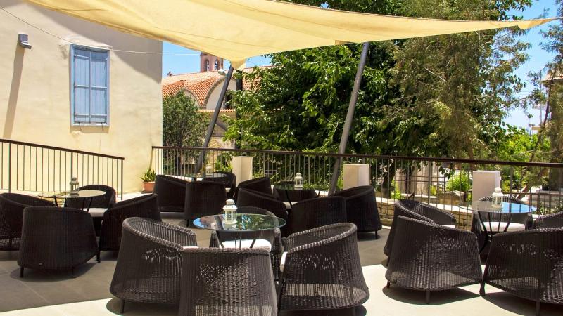 En dejlig terrasse hører også til The Library Hotel